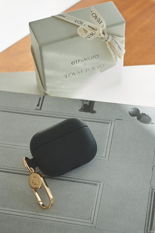 国産アップルレザー製AirPods Pro(第1世代・第2世代)ケース。ブラック×ゴールド。名入れ・刻印対応。置き撮りイメージ
