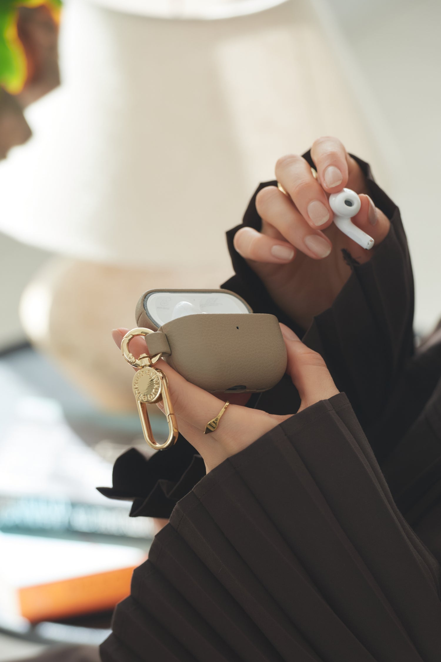 国産アップルレザー | AirPods Pro ケース | グレージュ | ゴールドカラビナ | 名入れ・刻印可能 | 使用時イメージ