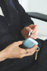 国産アップルレザー製AirPods 4 ケース。ブルー | 名入れ・刻印対応 | ゴールドカラビナ