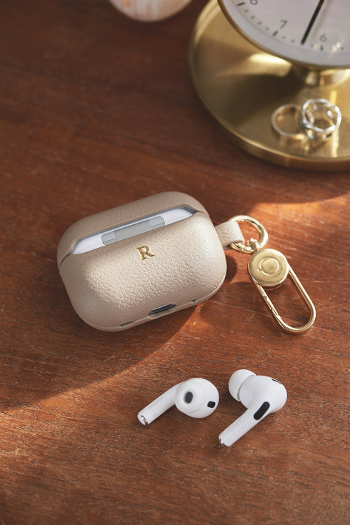 国産アップルレザー製AirPods Pro(第1世代・第2世代)ケース。グレージュ。名入れ・刻印対応。置き撮りイメージ