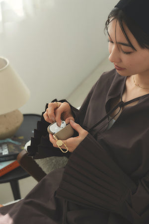 国産アップルレザー | AirPods Pro ケース | グレージュ | ゴールドカラビナ | 使用イメージ