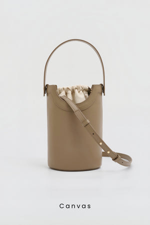 【LEE 4月号掲載】Apple Multi Way Half-moon Bag