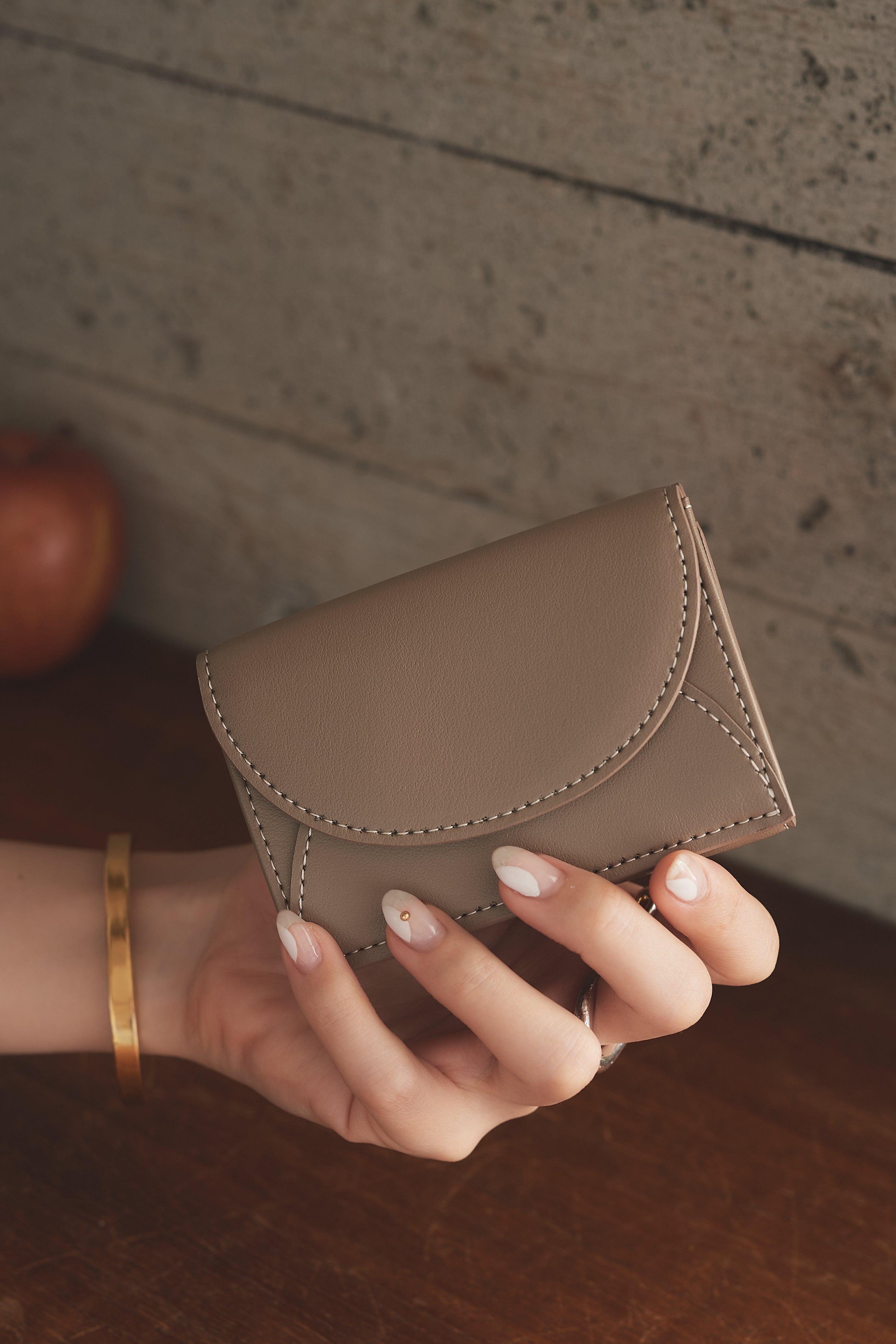 アップルレザー製コンパクトウォレット財布 「Apple Half-moon Wallet」 | LOVST TOKYO, アップルレザー, ヴィーガン レザー, ビーガンレザー, サステナブルなお財布, ミニウォレット