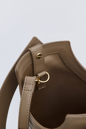 【LEE 4月号掲載】Apple Multi Way Half-moon Bag