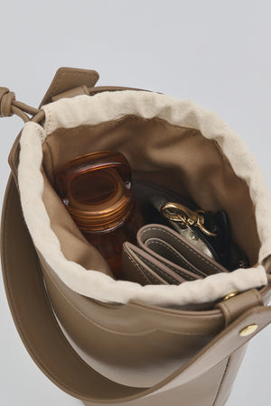 【LEE 4月号掲載】Apple Multi Way Half-moon Bag