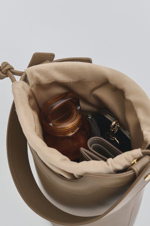 【LEE 4月号掲載】Apple Multi Way Half-moon Bag