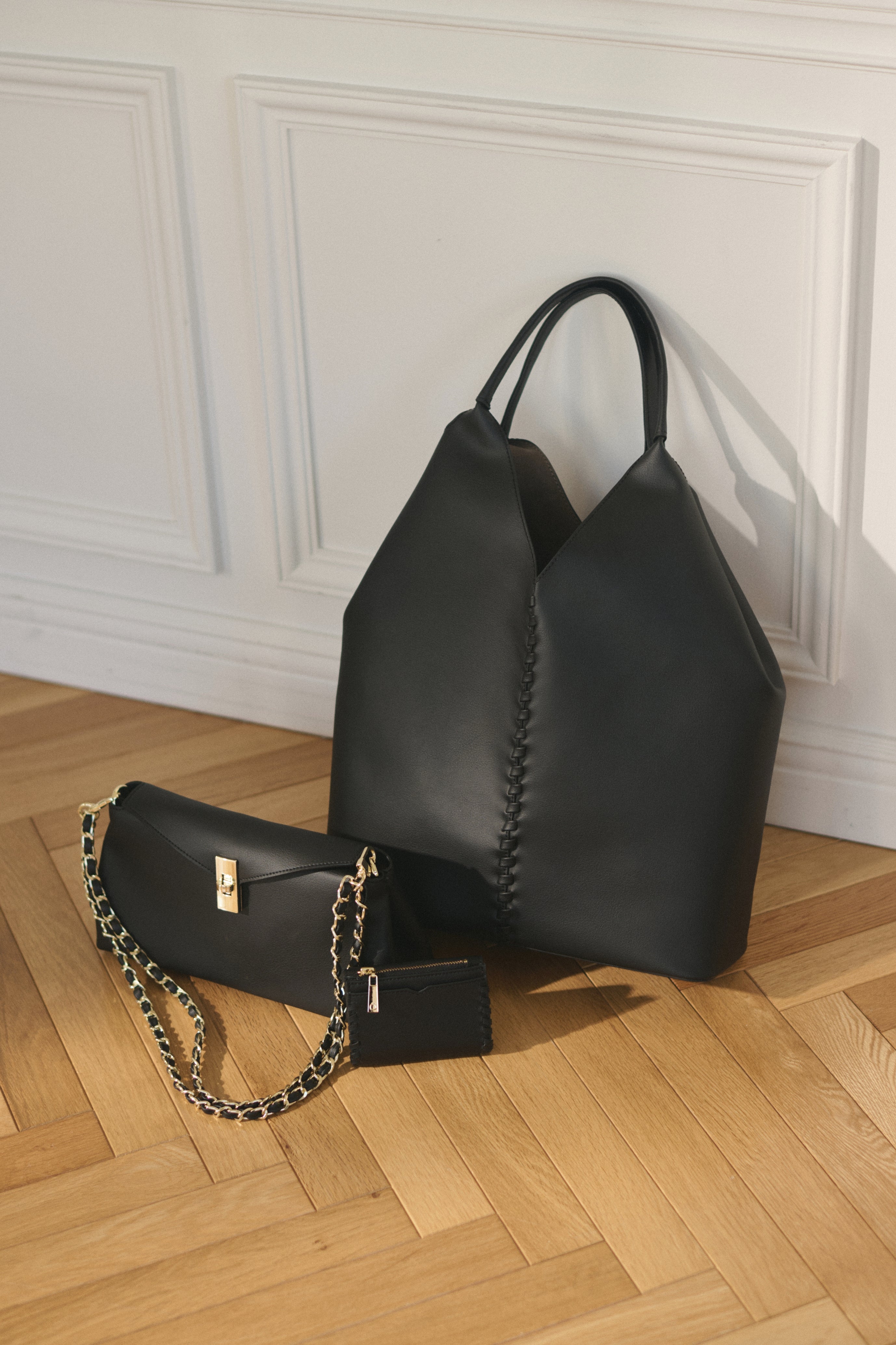 lovst tokyo ブラックレザーケース 編み込みデザイン 雨の日OKな革バッグ！LOVST TOKYOのアップルレザーバッグをレビュー