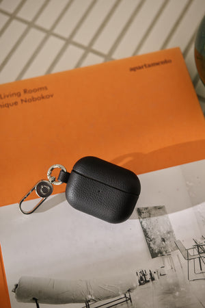 国産アップルレザー製AirPods Pro（第3世代）ケース。ブラック。名入れ・刻印対応。イメージ