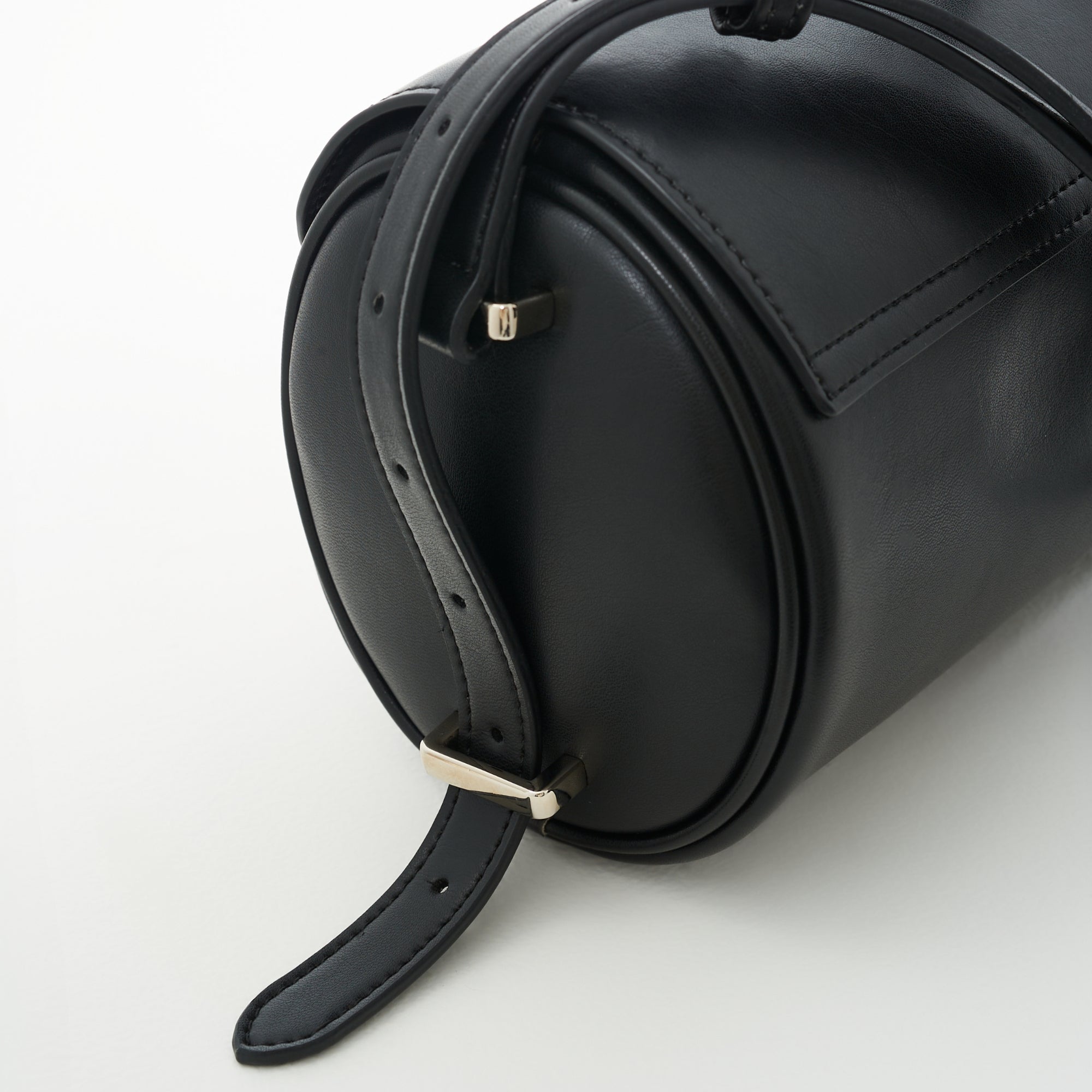 国産アップルレザー製「Apple 2Way Half-moon Bag」| LOVST