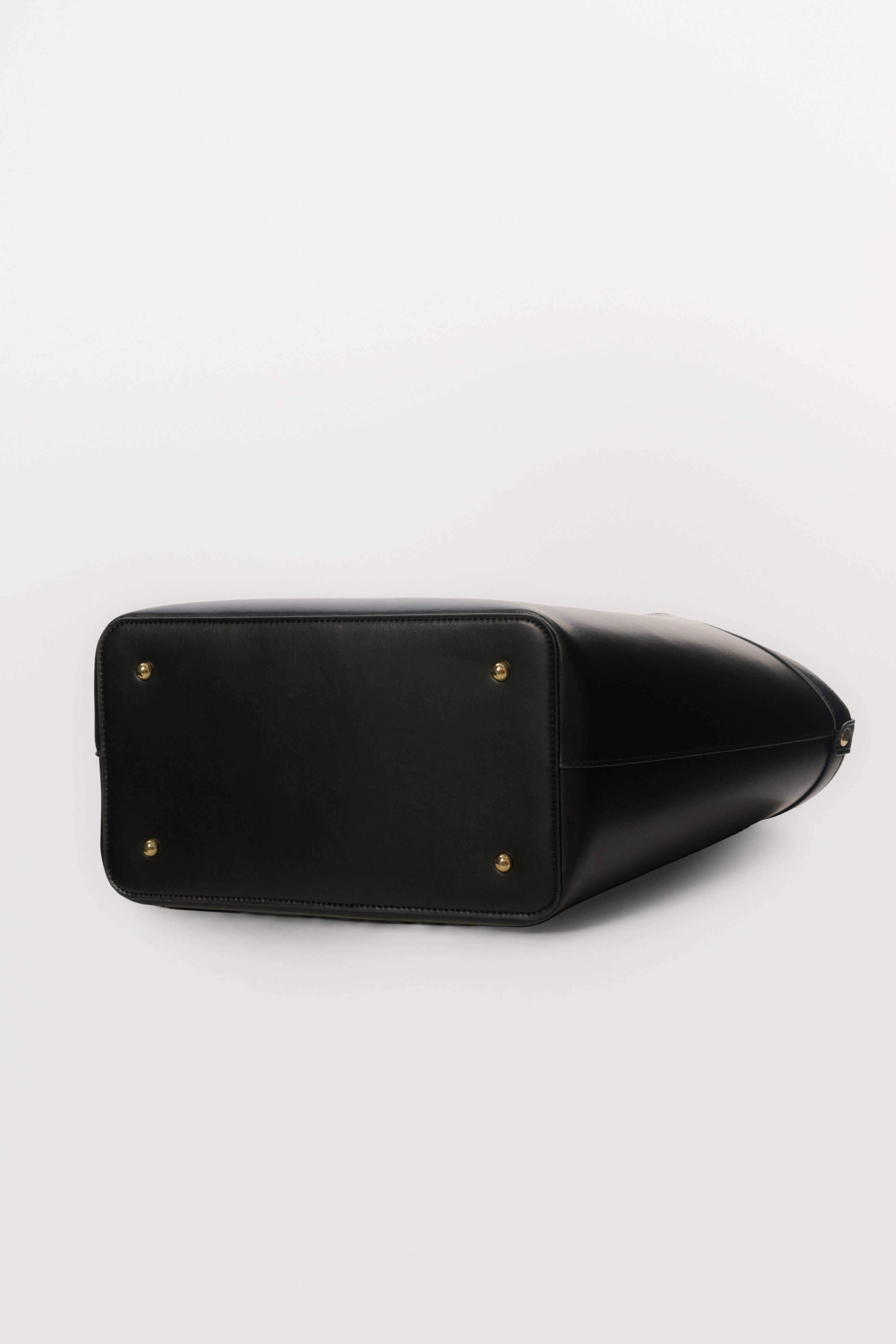 Wolfnacht　新品　ブラックメタル black l Apple Half-moon Tote Bag | 大人の上品ヴィーガンレザートート