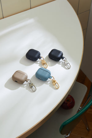 国産アップルレザー製AirPods 4 ケース | 名入れ・刻印対応 | ブラック、ブルー、グレージュ、ネイビーの全４色 | カラビナ付き | 置き撮りイメージ