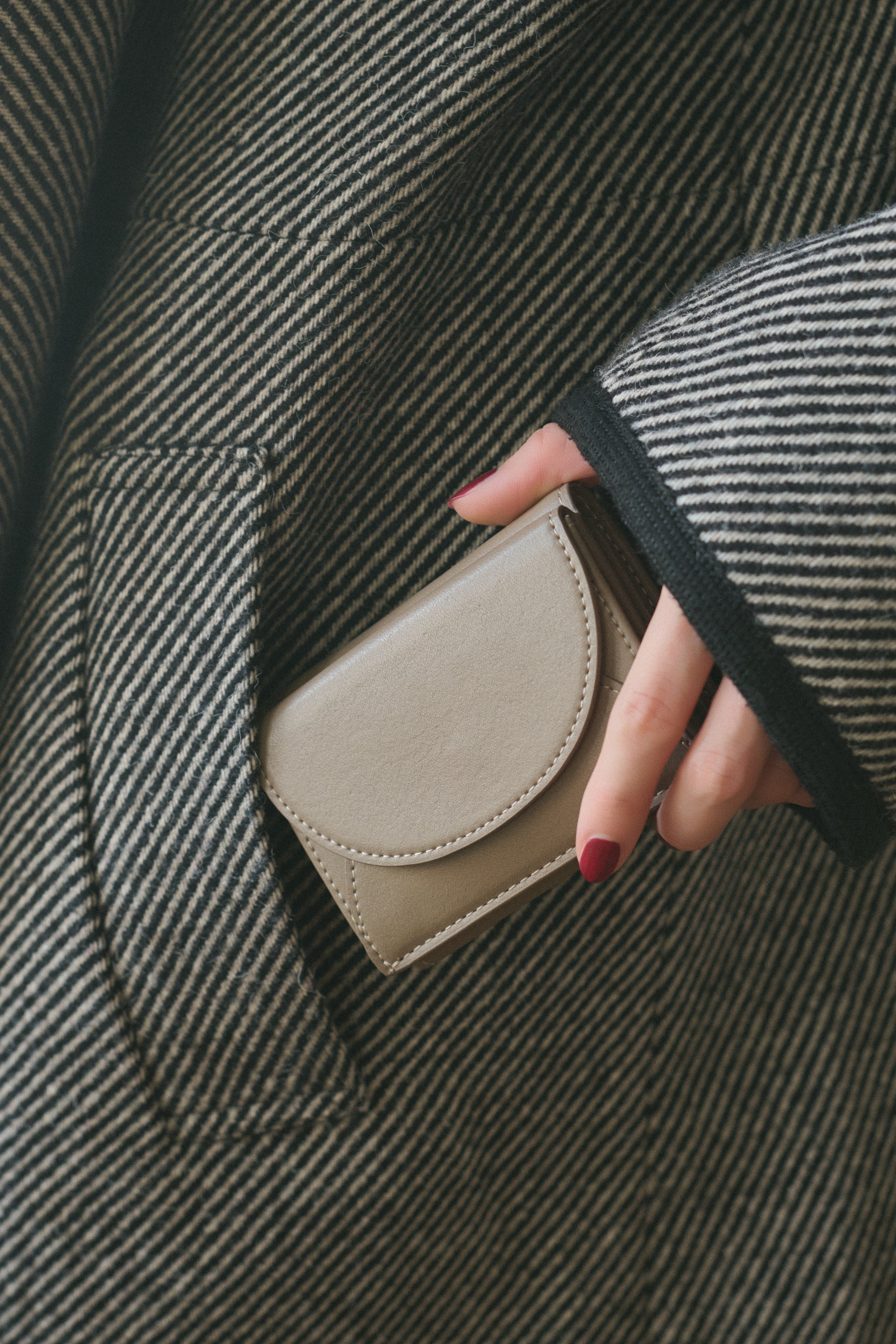 アップルレザー製コンパクトウォレット財布 「Apple Half-moon Wallet