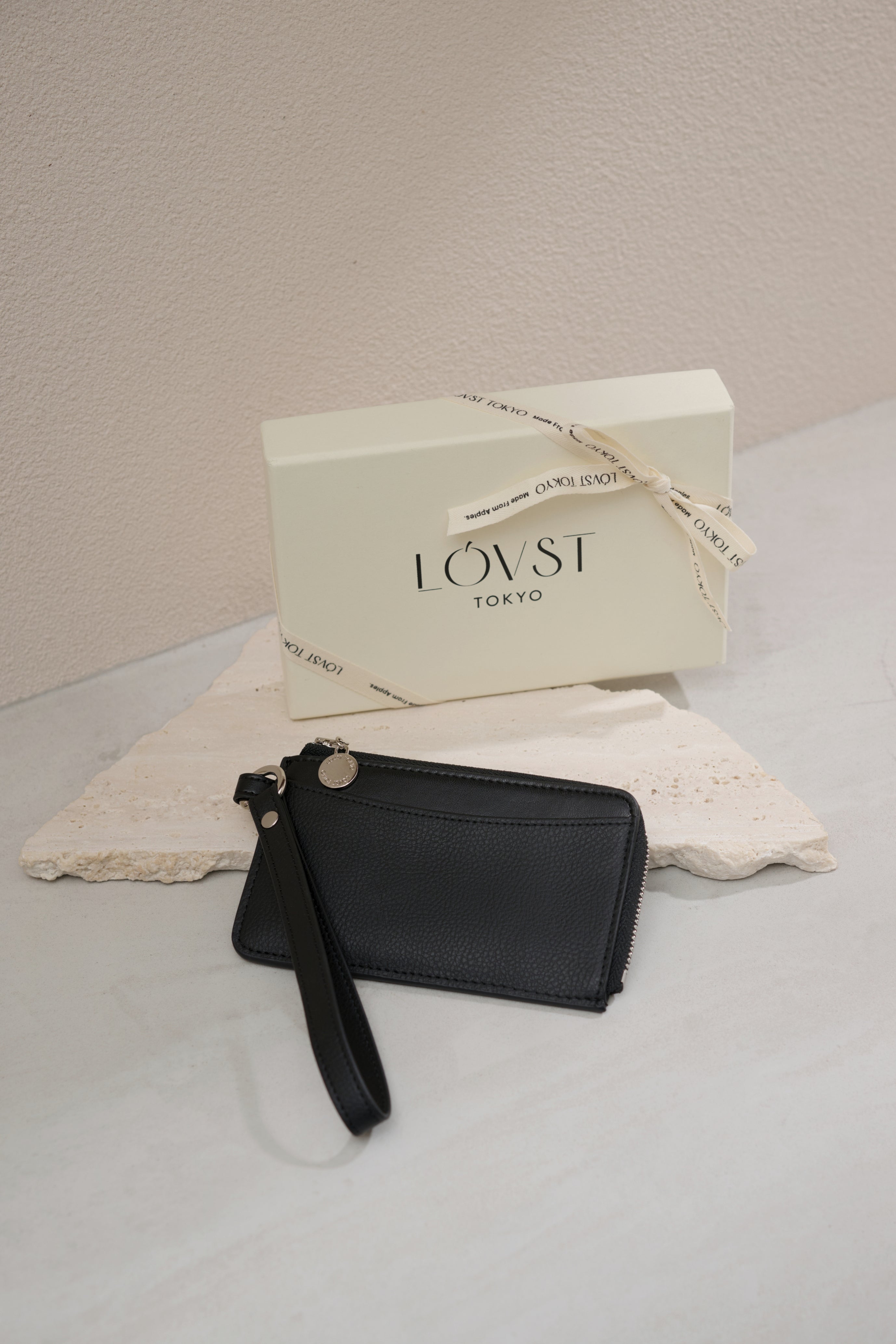 アップルレザー製フラグメントケース「Apple Multi Wallet」 | LOVST